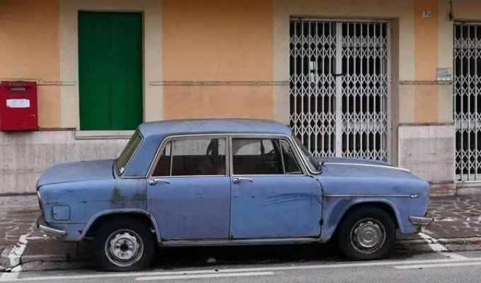 A car sat in one place for 47 years in Italy and became a local legend (3 photos)
