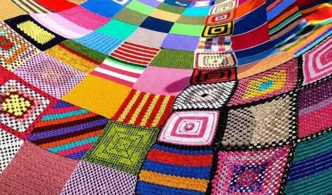 Art Instead of Plastic: In Spain, Streets Decorated with Giant Knitted Art Objects (7 photos) (photo)