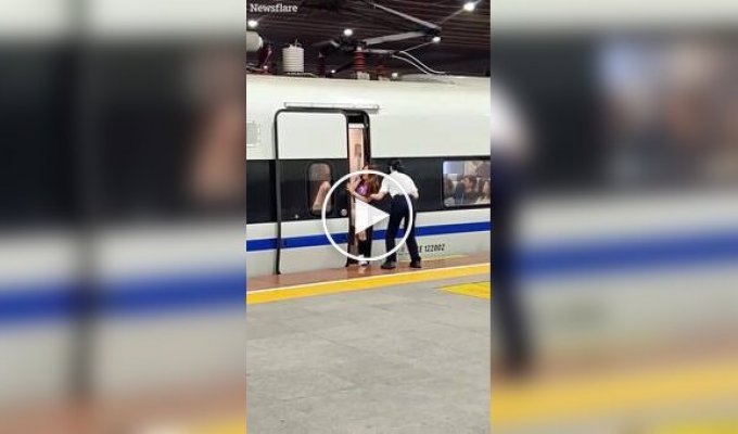Китаянка задержала весь поезд, чтобы ее опоздавший друг смог попасть в вагон