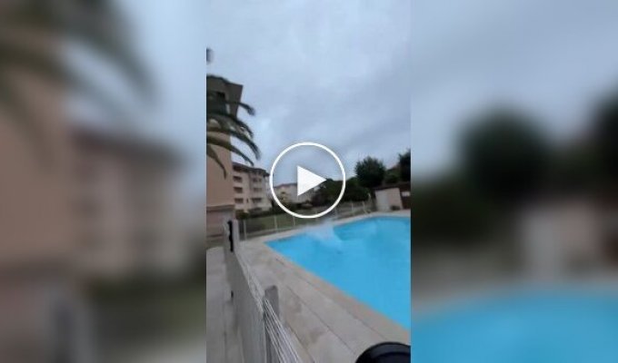 Рискованный прыжок в бассейн с крыши