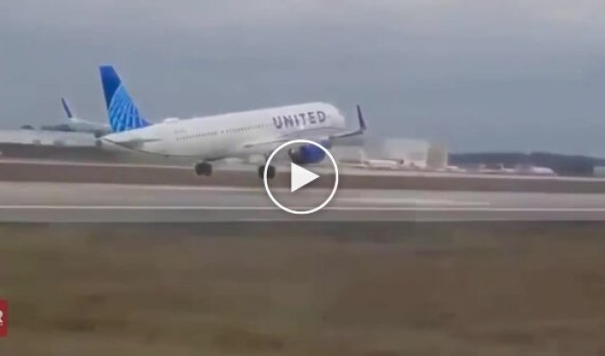 У США у літака відлетіло колесо під час посадки