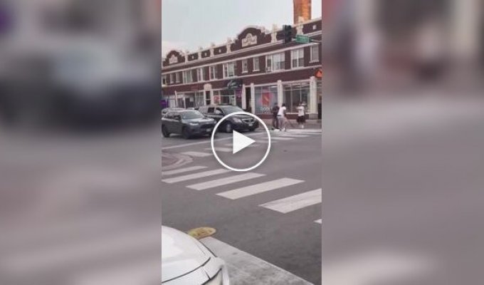 Трое мужчин с лопатами, устроили драку на перекрестке в Чикаго