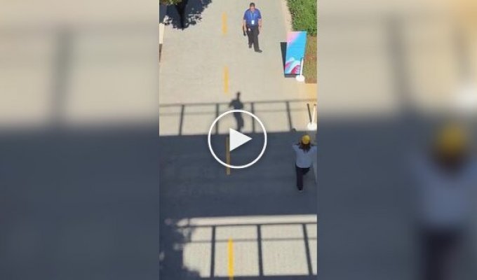 Как на приставке: юноша сыграл в игру теней с прохожими