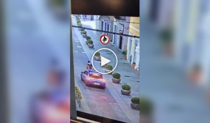 In Italy, a migrant tried to provoke the police