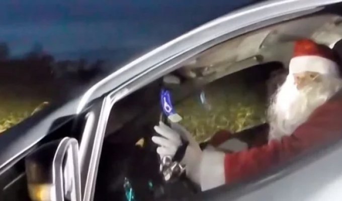 The North Pole isn't what it used to be!: Santa and Mrs. Claus were stopped for speeding (5 photos + 1 video)