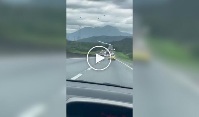 Пилот неожиданно посадил самолет на оживленную трассу и застал водителей врасплох