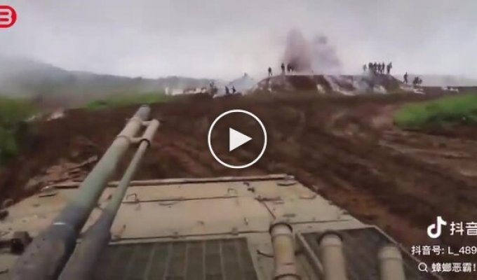 Під час китайської військової демонстрації димова граната вилетіла прямо в сторону офіційних осіб