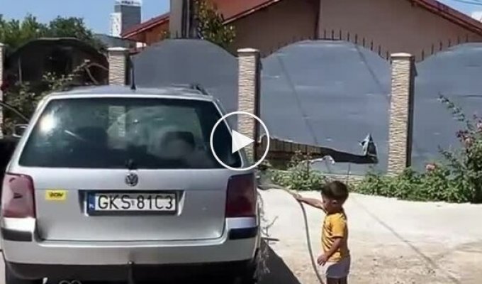 A helper is growing: a toddler poured a full tank of water into his dad's car