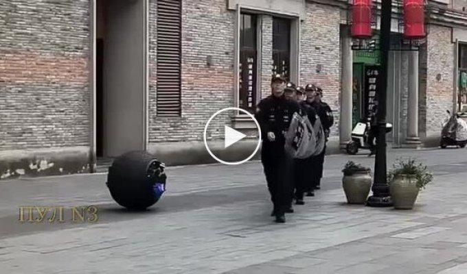 Китайские боевые роботы-неваляшки