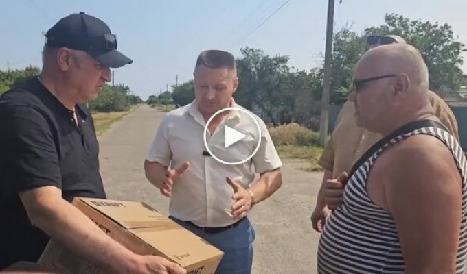 A representative of the occupation authorities in Skadovsk presented a microwave oven to the father of a liquidated serviceman of the Russian army