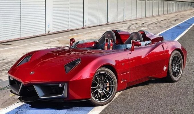 Codatronca Monza: два крісла та 700 сил (4 фото)