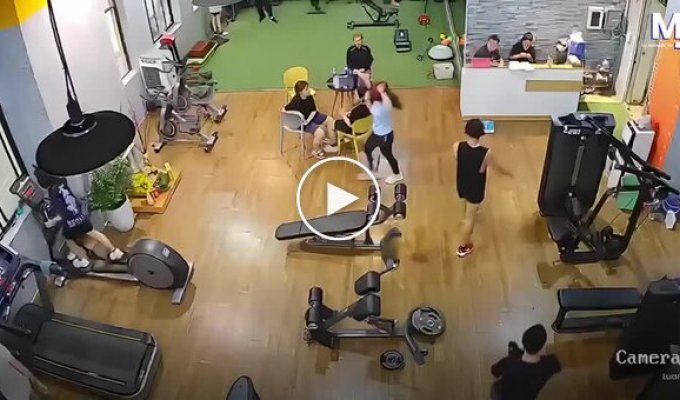 Відвідувачка спортзалу постраждала, поспішаючи зайняти вільну доріжку