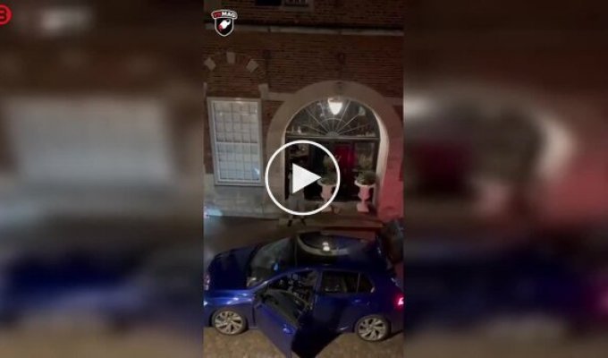 A passerby filmed a daring jewelry robbery from a balcony