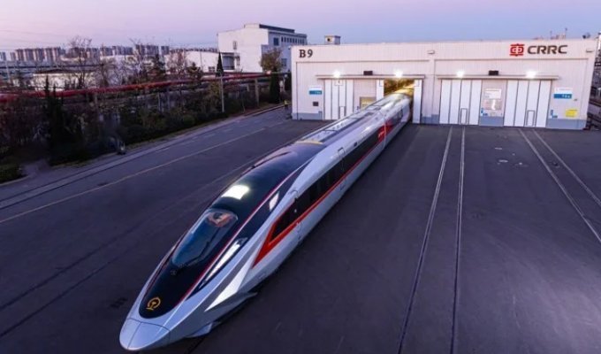 Китайский поезд разогнался до 453 километров в час (1 фото + 2 видео)