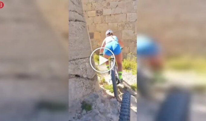 Cyclists almost fell off Into the abyss because of a distracting guide