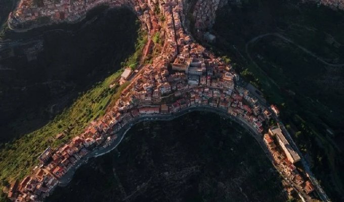Geography with a Human Face: The Sicilian City of Centuripe Captures the Internet with Its Unusual Silhouette (6 photos)