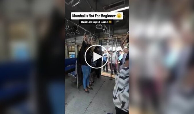 Девушки в Мумбаи прыгают в поезд на ходу
