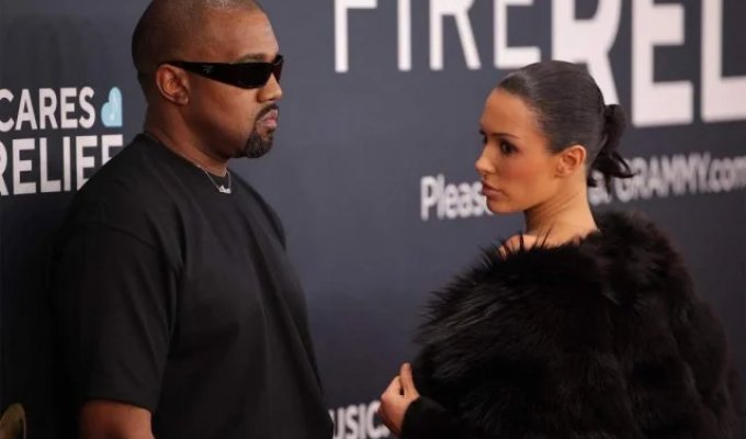 A regular outing of Kanye West's wife Bianca Censori (6 photos)