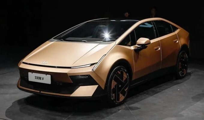 Что-то он напоминает. Hyundai представил электромобиль Ioniq V: кузов-горка и шустрый автопилот (29 фото)