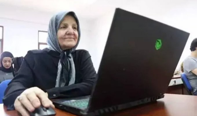 It's never too late: 71-year-old grandmother from Turkey studied to be a graphic designer (4 photos)