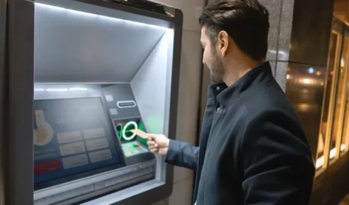 Мужчине по ошибке выплатили зарплату в 330 раз больше: деньги разрешили оставить (2 фото)