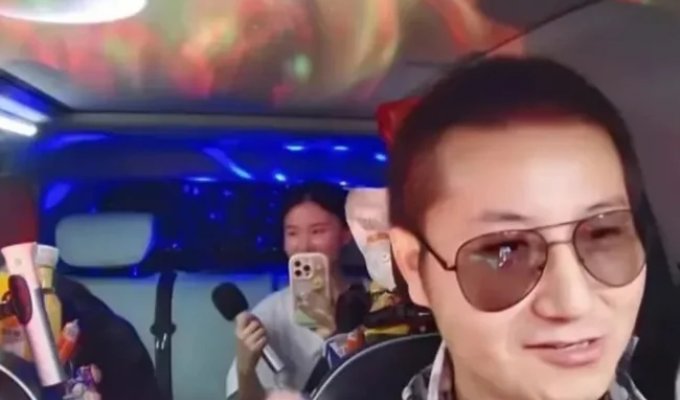 Chinese Taxi Drivers Cut Passengers' Hair and Make Coffee to Survive (10 photos)