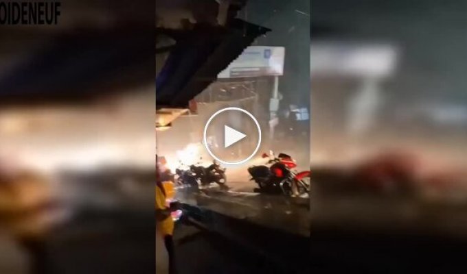 In India, a giant billboard collapsed on a tuk-tuk