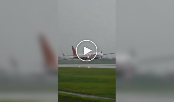 Extreme plane landing in strong winds
