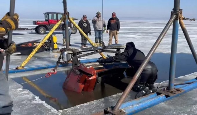 Со дна замёрзшего озера подняли старый Ford, пролежавший там почти полвека (6 фото + 2 видео)