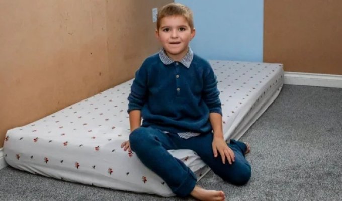 6-летний мальчик грызёт стены и провода из-за редкого заболевания (5 фото)
