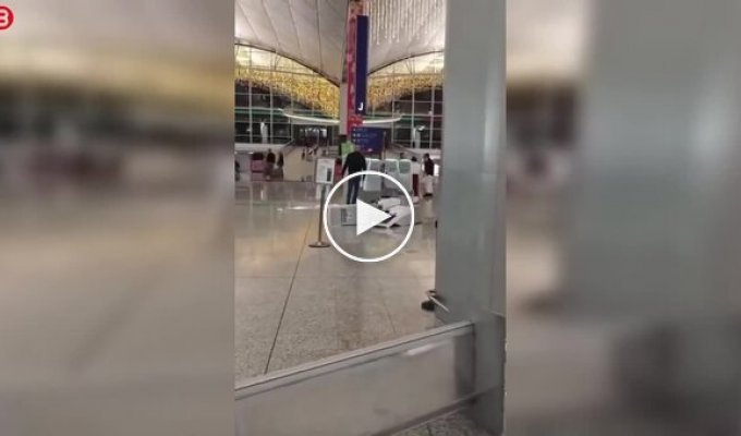 At Hong Kong Airport, an enraged tourist turned the terminal into a battlefield.