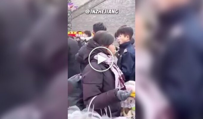 Поліцейський показав, наскільки легко витягнути смартфон із чужої кишені в громадському місці