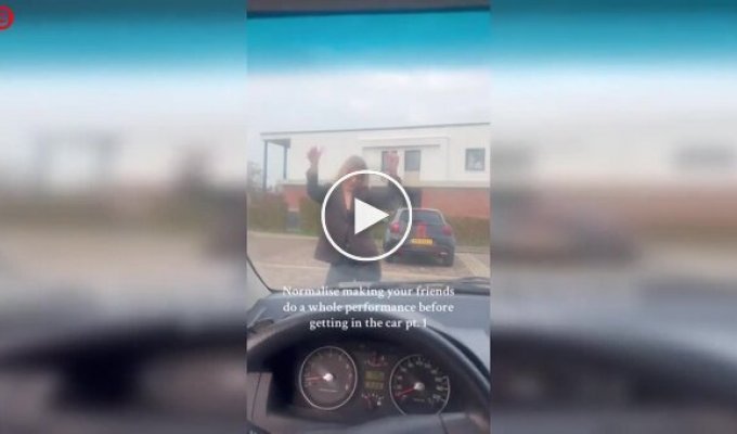 Dance before a trip: a funny ritual of girlfriends