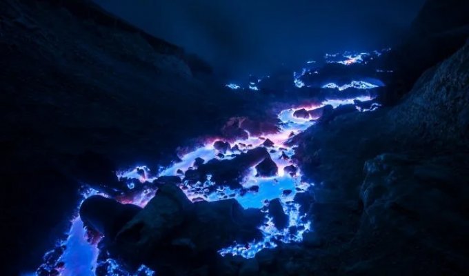 Вулкан с фиолетовой лавой есть в Индонезии (6 фото)