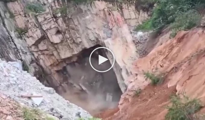 Mine collapse in India caught on video