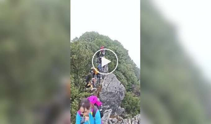 Турист чудом выжил после падения с 40-метровой скалы во время селфи