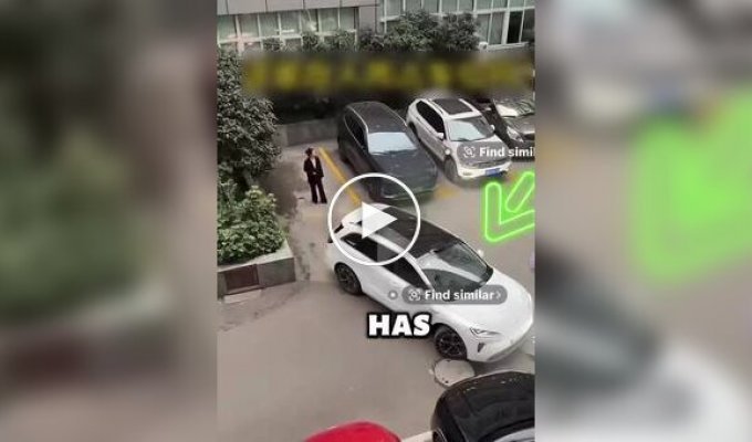 A man outsmarted a woman who was holding a parking space for her friend