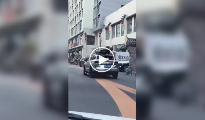 Машини з хвістами на дорогах в Китаї