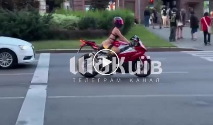 Дівчина в нижній білизні прокотилася на мотоциклі Києвом