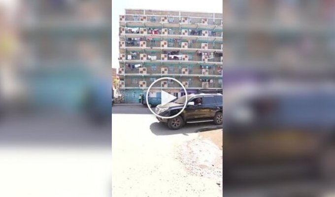 Хлопець висміяв, як знімають документалки про Африку