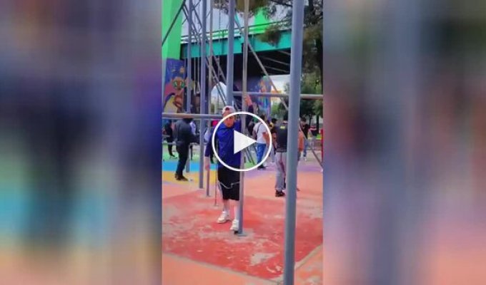 Парень на спортивной площадке показал дикий уровень контроля тела и силу хвата