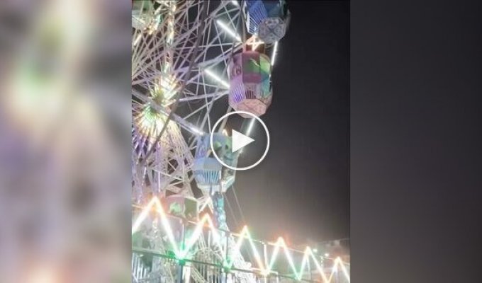 A woman hung at a height of 10 meters after falling from the Ferris wheel cabin