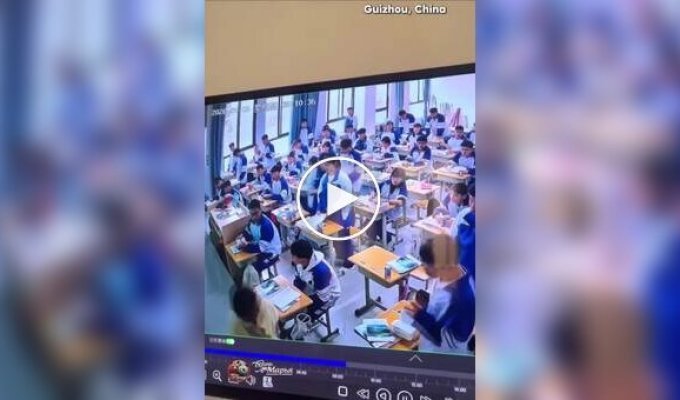 Students came to the aid of a teacher