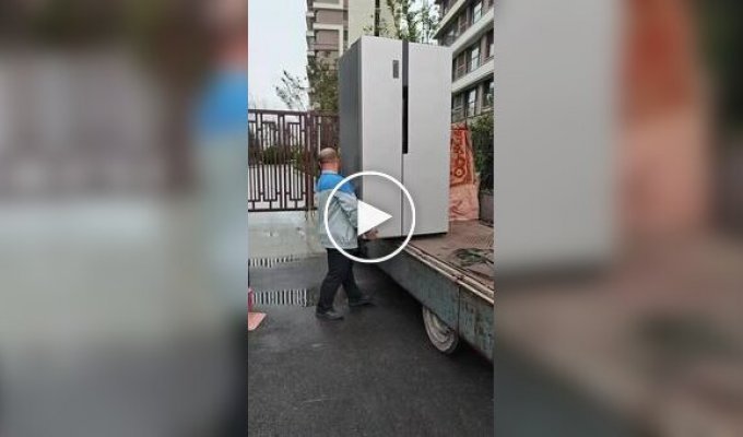 Профессиональный грузчик за работой