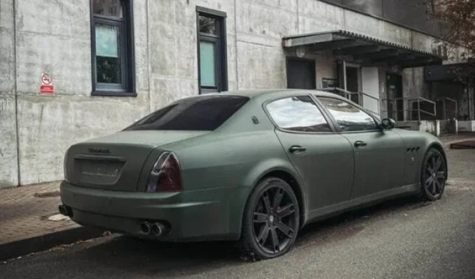 Maserati в камуфляже: в столице оставили седан с мотором Ferrari (3 фото)