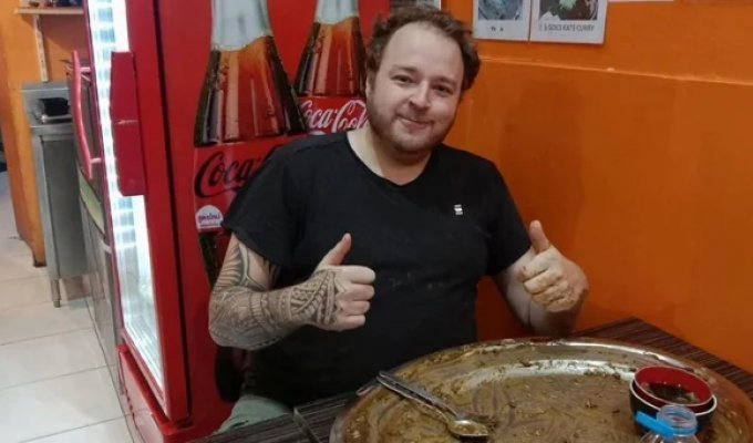 A participant in a 10-kilogram curry eating contest was caught cheating (5 photos + 1 video)