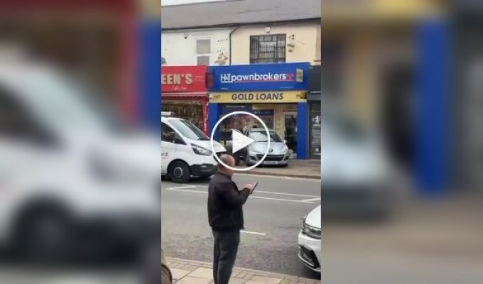 A masked gang rammed a pawn shop with a car and stole gold in broad daylight