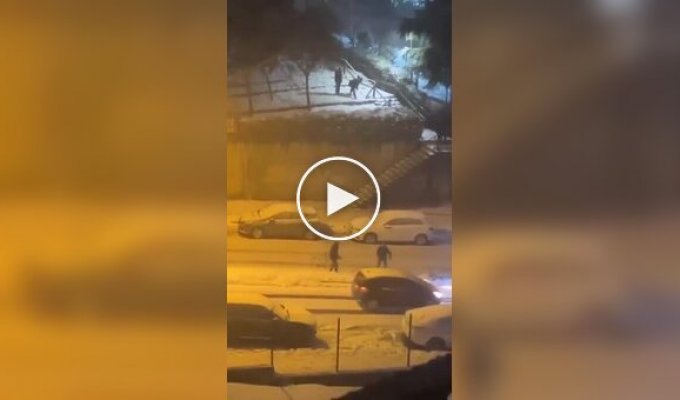 Бросание снежков в проезжающие автомобили