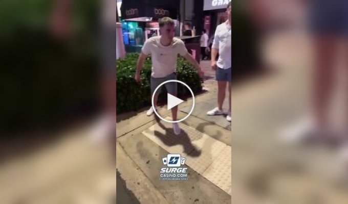 Мужчина получил сотрясение мозга после удара головой о знак на клумбе