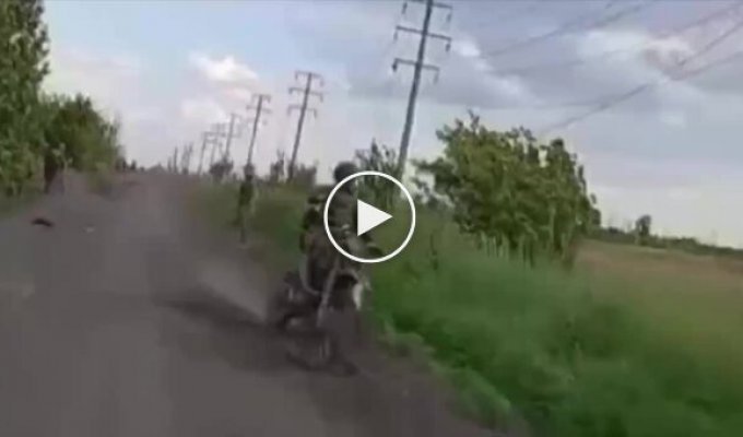Two Russian motorized assault aircraft collided on a dirt road